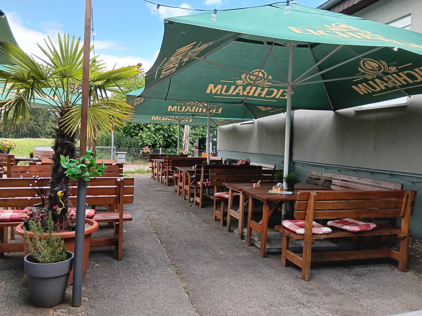 Wir laden Sie herzlich in unseren Biergarten ein Clubhaus der Hundefreunde Biergarten