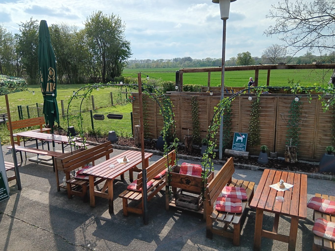 Verbinden Sie Ihren Spaziergang mit einer Pause bei uns Clubhaus der Hundefreunde Biergarten