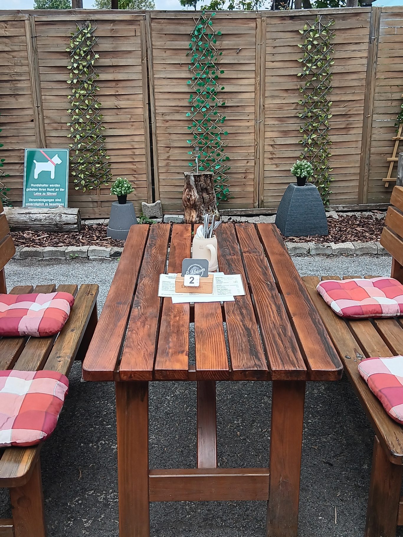 Ob alleine oder zusammen, bei uns finden Sie einen Platz Clubhaus der Hundefreunde Tisch
