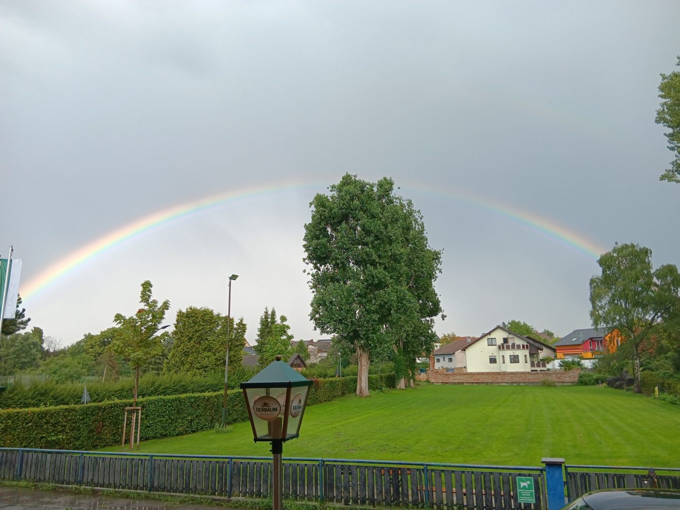 Atmosphärisch in jeder Saison Hundesportplatz mit Regenbogen